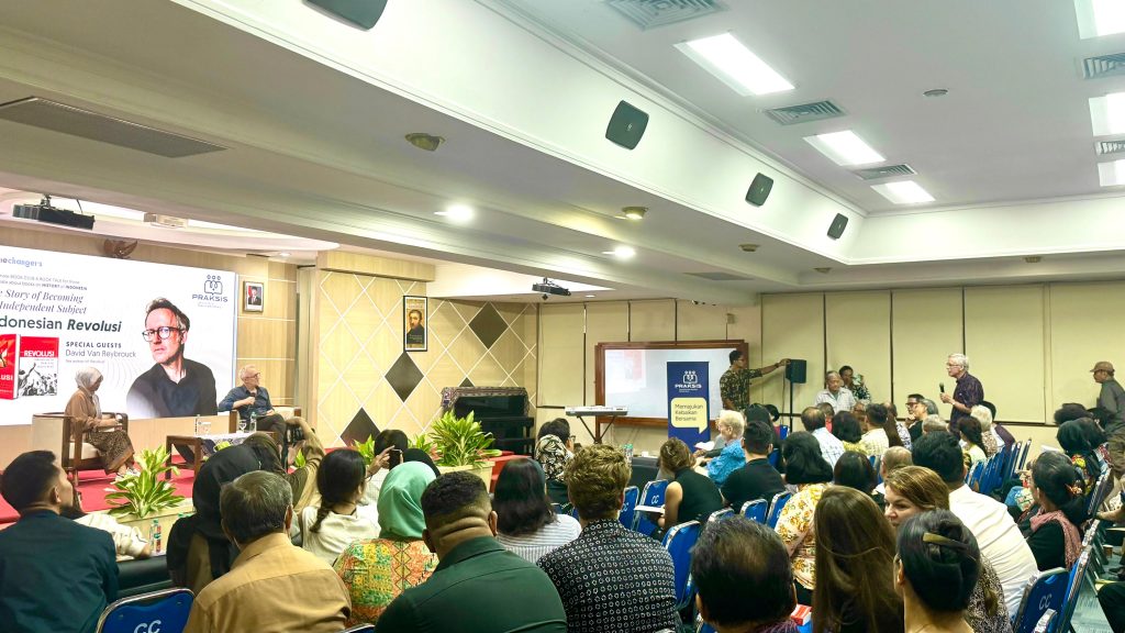 Suasana diskusi buku bertajuk Revolusi: Indonesia dan Kelahiran Dunia Modern karya David van Reybrouck, sejarawan dan penulis Belgia yang dikenal lewat "Congo: The Epic History of a People" di Kolese Kanisius, Jakarta, Selasa (21/10/2025). Foto : PRAKSIS