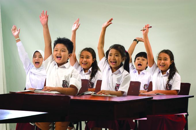 Anak-sekolah-belajar-di-kelas