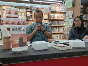 Kisah Orang-orang yang Kalah dalam Buku Awan Merah Baskara T Wardaya (tengah) diapit Ruth Indiah Rahayu (kiri), Antarini Arna (kanan) menyampaikan isi buku yang ditulisnya berjudul "Awan Merah, Catatan Sepanjang Jalan" di Toko Buku Periplus Margo City, Depok, Jawa Barat, Rabu (13/03/2024).