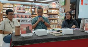 Kisah Orang-orang yang Kalah dalam Buku Awan Merah Baskara T Wardaya (tengah) diapit Ruth Indiah Rahayu (kiri), Antarini Arna (kanan) menyampaikan isi buku yang ditulisnya berjudul "Awan Merah, Catatan Sepanjang Jalan" di Toko Buku Periplus Margo City, Depok, Jawa Barat, Rabu (13/03/2024).