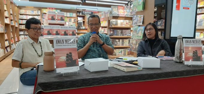 Baskara T Wardaya (tengah) diapit Ruth Indiah Rahayu (kiri), Antarini Arna (kanan) menyampaikan isi buku yang ditulisnya berjudul "Awan Merah, Catatan Sepanjang Jalan" di Toko Buku Periplus Margo City, Depok, Jawa Barat, Rabu (13/03/2024).