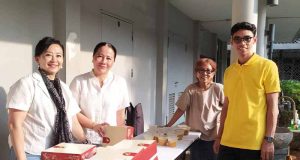 IKAD Bagi Takjil dan Makanan Buka Puasa untuk Warga Gang Kabel