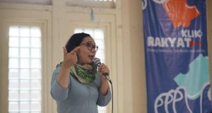 Demokrasi Prosedural, Kapitalisme, dan Beban Ganda Perempuan